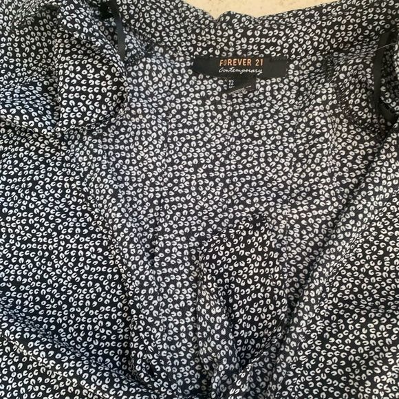 Forever 21 | Cropped Black & White Tie Front Top - Picture 3 of 7